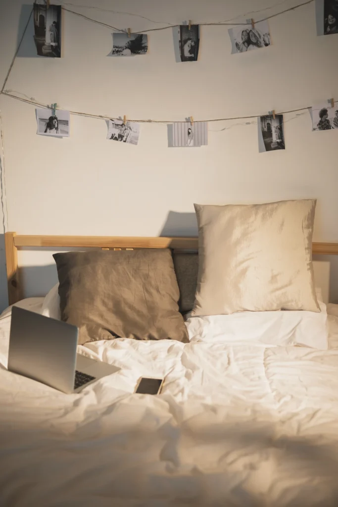 A cozy bedroom to work with your laptop